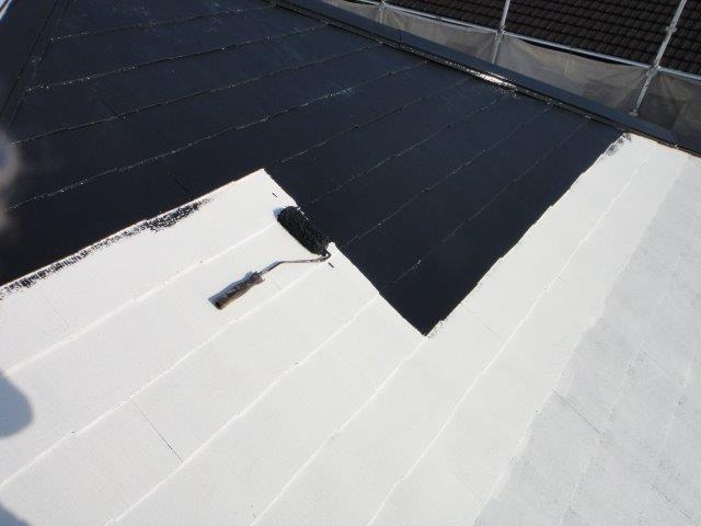 屋根塗装中塗り塗装状況