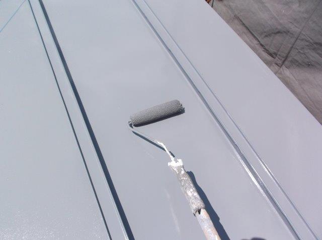 折板屋根上塗り二層目塗装状況