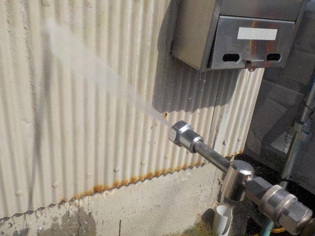 外壁トタン部塗装前高圧洗浄状況