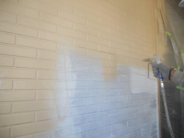 外壁サイディング塗装中塗り塗装状況