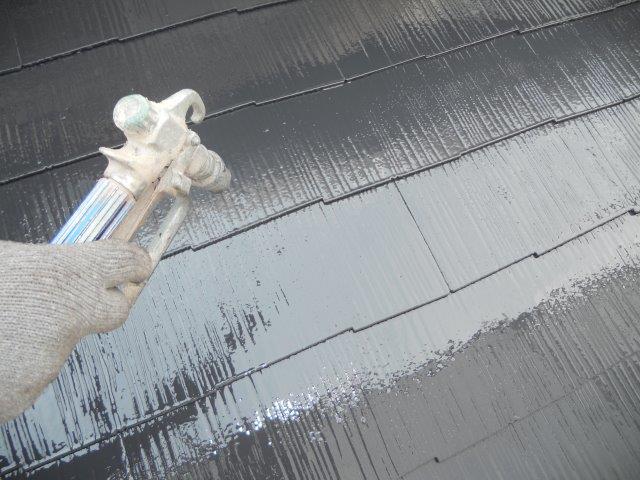 屋根塗装上塗り二層目塗装状況