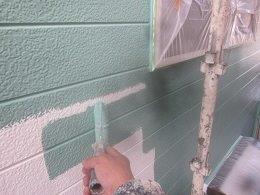 外壁サイディング中塗り塗装状況