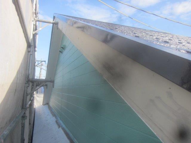外壁付帯部破風板塗装施工前