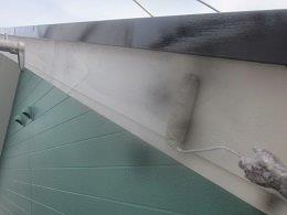 外壁付帯部破風板塗装上塗り一層目塗装状況
