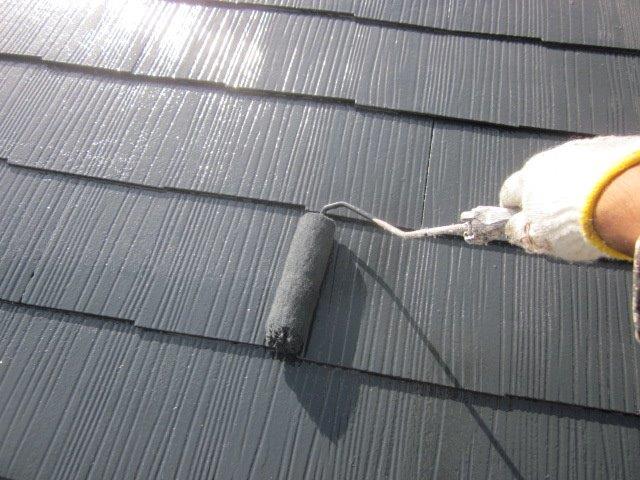 屋根カラーベスト遮熱上塗り二層目塗装状況