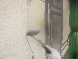 外壁モルタル塗装下塗り一層目塗装状況