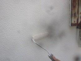 外壁モルタル塗装上塗り二層目塗装状況