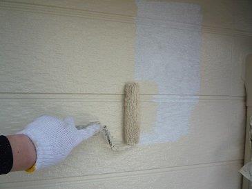 外壁サイディング塗装中塗り塗装状況