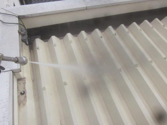 折板屋根遮断熱塗料キルコ塗装前高圧洗浄状況