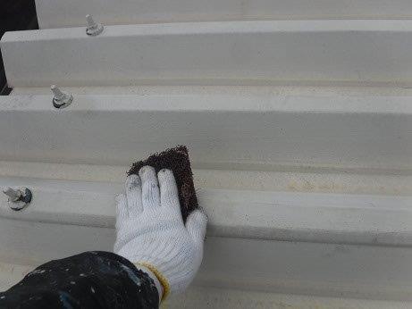 折板屋根遮断熱塗料キルコ塗装前素地調整状況