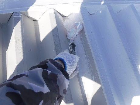 折板屋根遮断熱塗料キルコ塗装一層目塗装状況