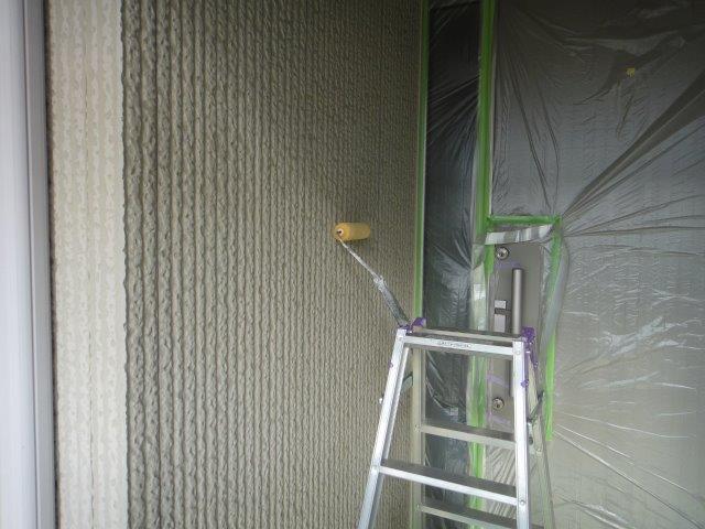 外壁サイディングフッ素塗料塗装下塗り一層目塗装状況