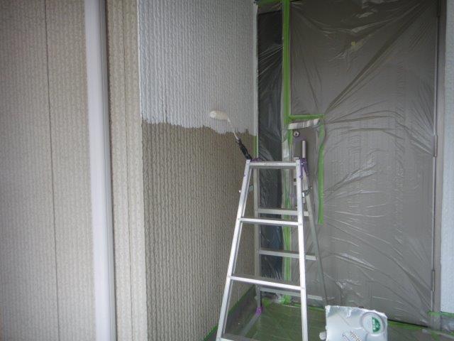 外壁サイディングフッ素塗料塗装下塗り二層目塗装状況