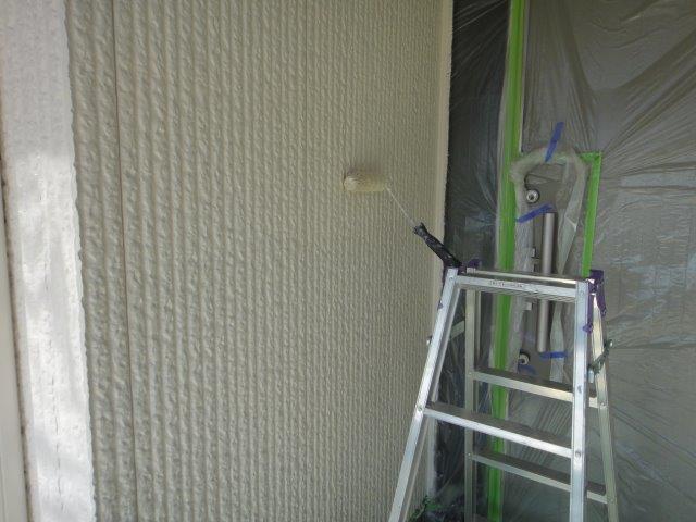 外壁サイディングフッ素塗料塗装上塗り二層目塗装状況