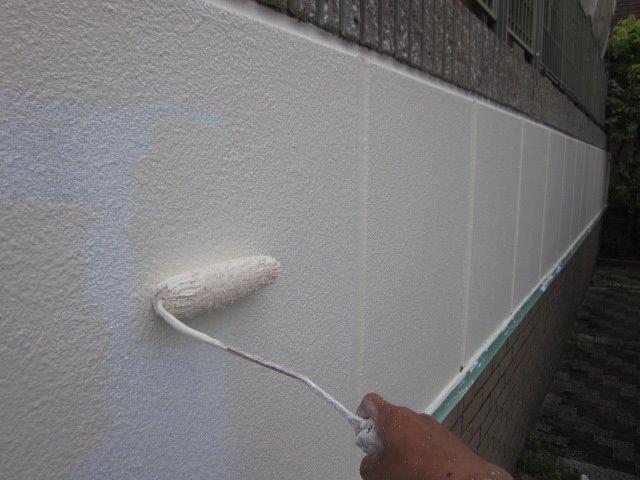 外塀塗装上塗り一層目塗装状況