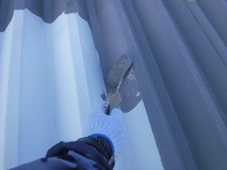 折板屋根遮断熱塗料キルコ塗装三層目塗装状況