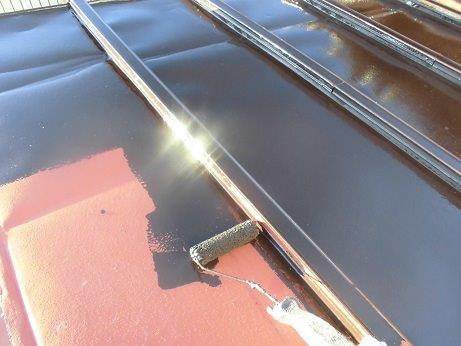 瓦棒屋根溶剤シリコン塗装上塗り一層目塗装状況