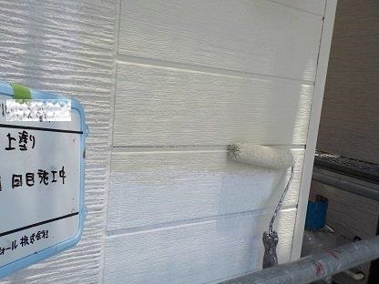 外壁サイディングシリコン塗料塗装上塗り一層目塗装状況