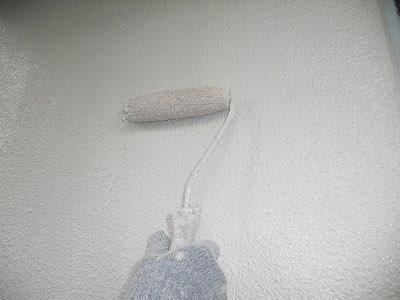 外壁モルタル部上塗り二層目塗装状況