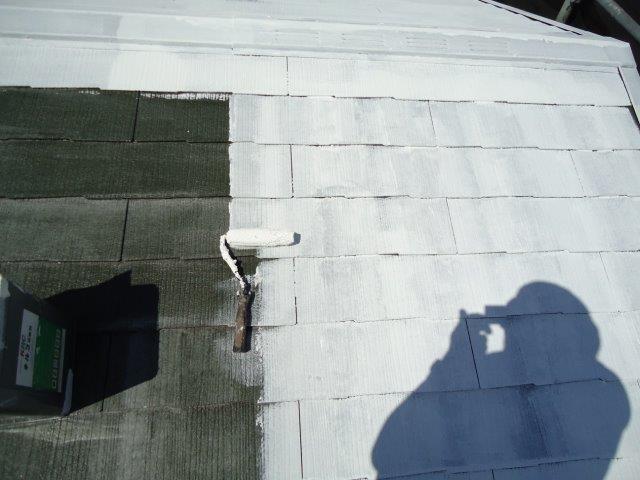 屋根カラーベスト遮断熱塗料主材一層目塗装状況