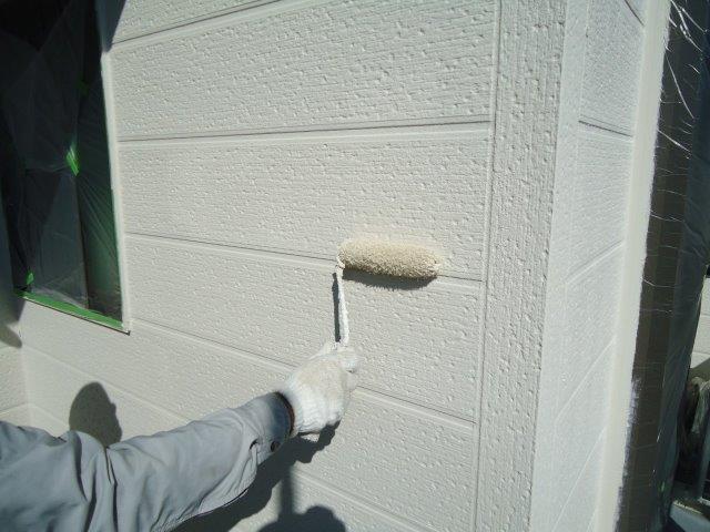 外壁サイディング断熱塗料主材二層目塗装状況