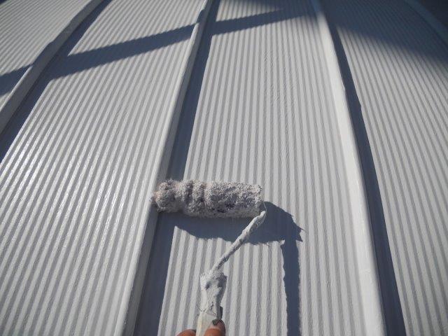 ガルバリウム鋼板屋根断熱塗料上塗り一層目塗装状況