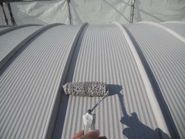 ガルバリウム鋼板屋根断熱塗料上塗り二層目塗装状況