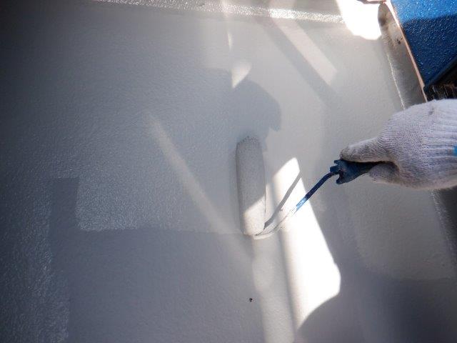 バルコニー防水トップコート一層目塗装状況