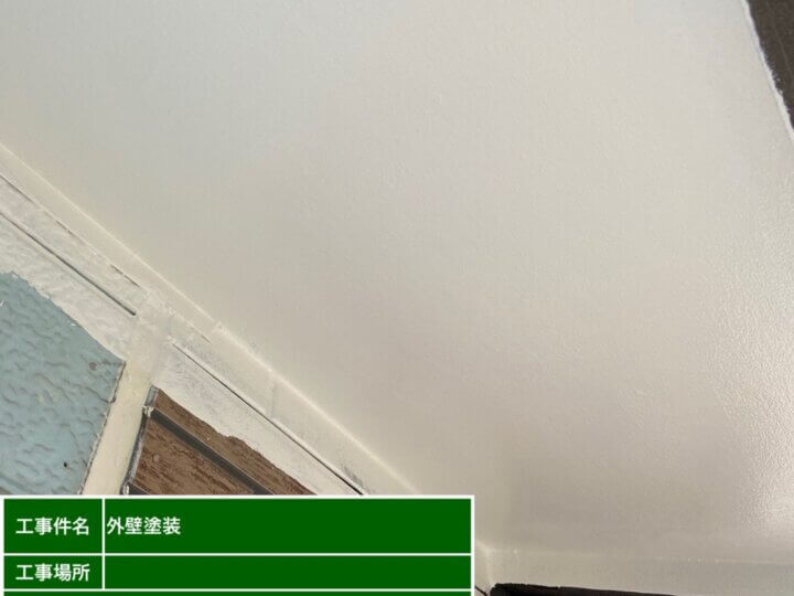 12：軒天塗装上塗り1層目塗装完了
