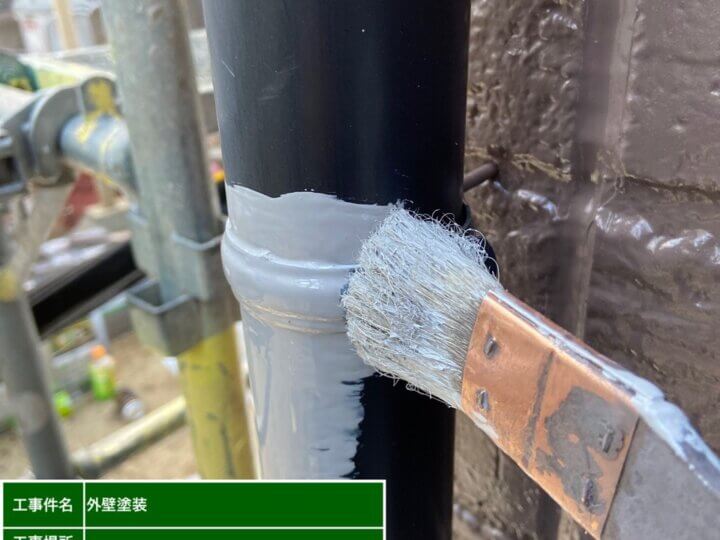 29：雨樋塗装金具錆止め塗装状況