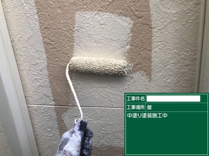 16：外壁サイディングフッ素塗料塗装中塗り塗装状況