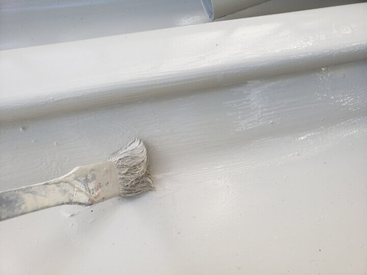 13：板金屋根フッ素塗料塗装上塗り塗装状況