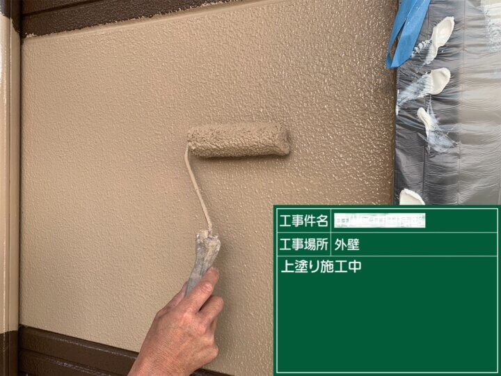 12：外壁モルタルフッ素塗料塗装上塗り塗装状況