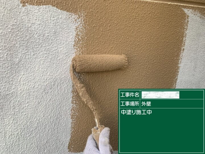 10：外壁モルタルフッ素塗料塗装中塗り塗装状況