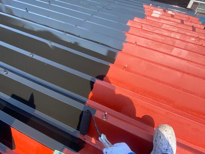 12:折半屋根フッ素塗料塗装中塗り塗装状況