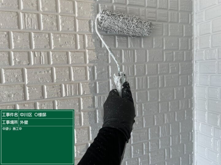 18:外壁サイディングフッ素塗料塗装中塗り塗装状況