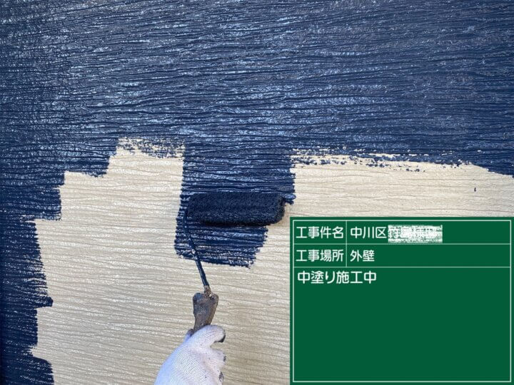 12:外壁サイディング中塗り塗装状況