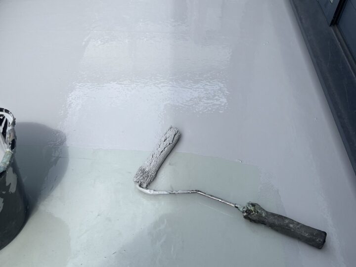 28:バルコニーウレタン防水トップコート塗装状況