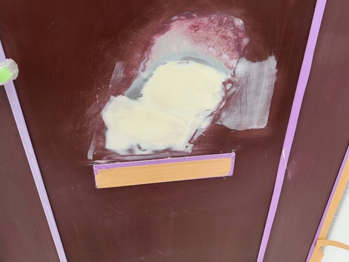 玄関扉へこみパテ補修